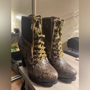 Brown shoe dazzle lace up boots size 7.5